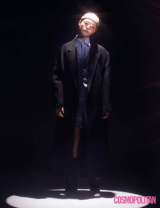 울 코트 5백45만원, 셔츠 91만원, 데님 쇼츠 8백90만원, 모자 56만원, 목걸이 1백30만원, 미디 부츠 2백90만원 모두 구찌. 안경 21만8천원 카린. 반지 가격미정 크롬하츠.