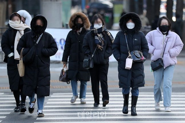 전날 눈이 내리고 다시 한파가 찾아온 22일 서울 종로구 세종대로사거리 인근에서 시민들이 두터운 옷을 입고 이동하고 있다. ⓒ산업통상자원부