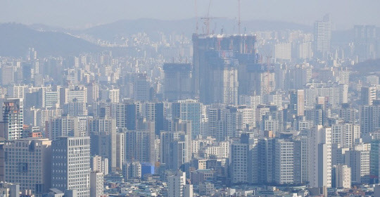 부동산금융 익스포저가 2700조에 달하는 가운데 부실 우려가 제기됐다. 연합뉴스