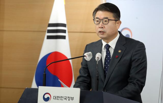 장상윤 교육부 차관이 22일 정부서울청사에서 2022 개정 초중등학교 및 특수학교 교육과정 확정 발표를 하고 있다. 뉴스1