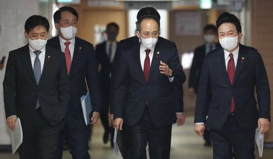추경호 경제부총리 겸 기획재정부 장관과 관계부처 장·차관들이 21일 서울 종로구 세종대로 정부서울청사에서 2023년 경제정책방향 합동 발표를 하기 위해 이동하고 있다. 뉴스1
