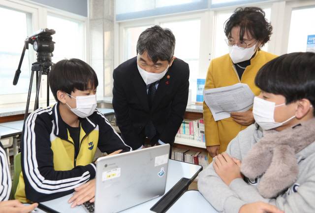 ▲ 이주호 부총리 겸 교육부 장관이 지난 20일 대구 경북사대부중을 방문해 ‘국제 바칼로레아’(IB) 교육 현장을 참관하고 있다. 연합뉴스