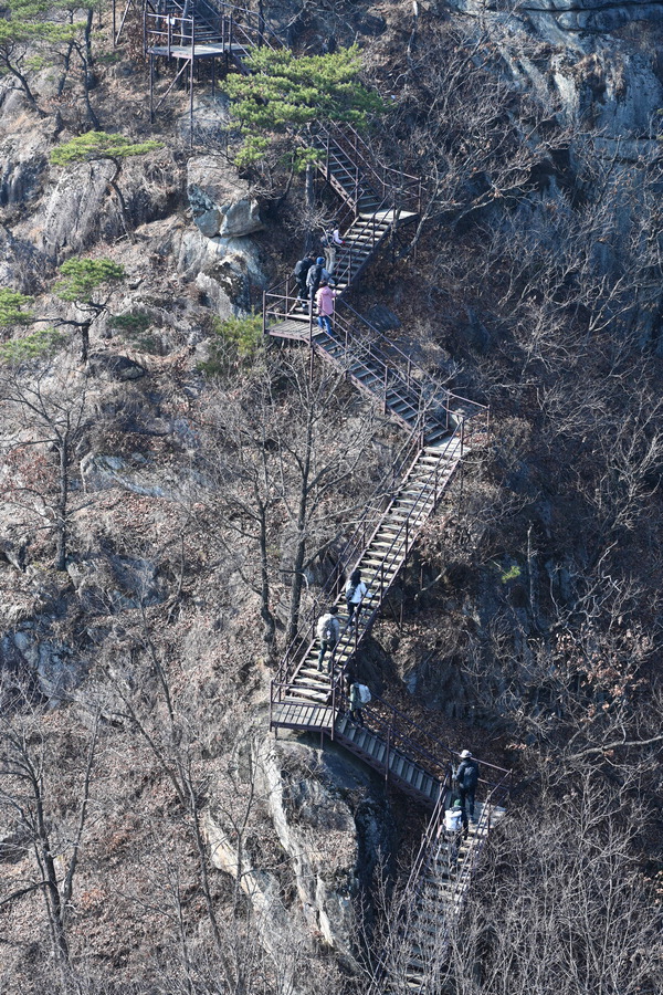 구담봉 서벽의 가파른 철계단을 오르는 등산객 .