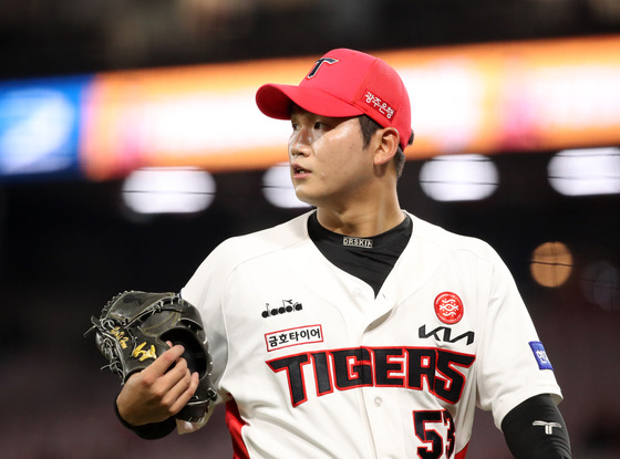 The Kia Tigers' Kim Ki-hoon heads to the dugout during a game between the Kia Tigers and LG Twins at Gwangju-Kia Champions Field in Gwangju on Oct. 6. [YONHAP]