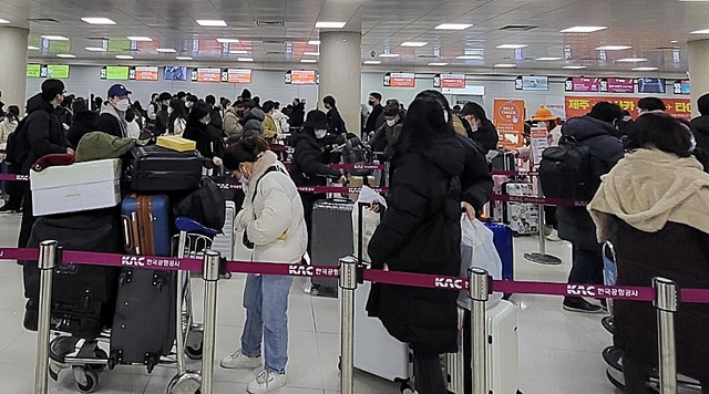 제주공항 대부분의 항공편이 결항한 22일 오후 제주공항 출발층 항공사 창구가 표를 구하려는 여행객들로 크게 붐비고 있다.