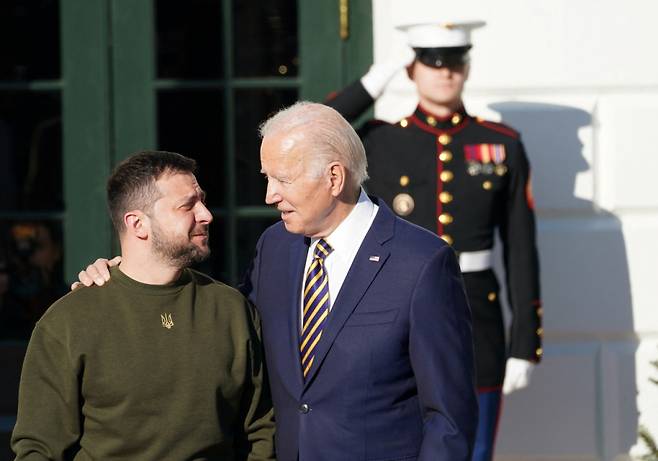 U.S. President Joe Biden welcomes Ukraine's President Volodymyr Zelenskiy on the South Lawn at the White House in Washington, U.S., December 21, 2022. REUTERS/Kevin Lamarque /사진=로이터=뉴스1