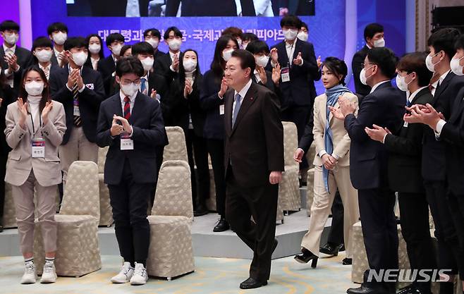 [서울=뉴시스] 홍효식 기자 = 윤석열 대통령과 부인 김건희 여사가 22일 청와대 영빈관에서 열린 미래 과학자와의 대화에 입장하고 있다. 2022.12.22. yesphoto@newsis.com