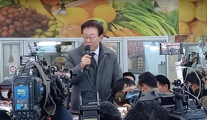 [대구=뉴시스] 정창오 기자=더불어민주당 이재명 대표가 22일 오전 고향인 안동을 방문해 중앙신시장에서 지지자들과 시민·상인들을 상대로 연설하고 있다(사진=더불어민주당 경북도당 제공) 2022.12.22 photo@newsis.com *재판매 및 DB 금지