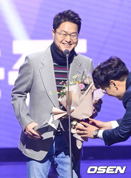 [OSEN=광명,박준형 기자] 22일 오후 광명시 AK플라자 내 IVEX 스튜디오에서 2022 LCK 어워드가 진행됐다.LCK 10주년 공로상을 수상한 전용준 캐스터가 축하 꽃다발을 받고 있다. 2022.12.22 / soul1014@osen.co.kr