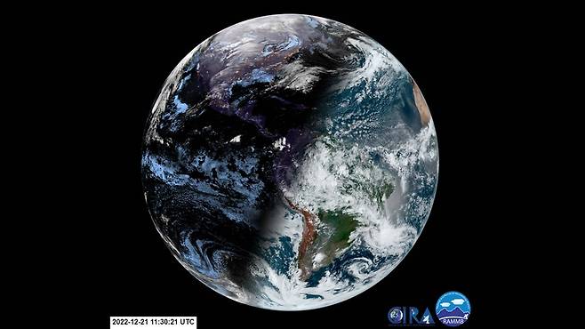 미국 국립해양대기청(NOAA)의 GOES East 위성이 촬영한 동짓날의 지구 행성 모습. 낮 부분에 아프리카 대륙이 보이고, 유럽은 밤의 어둠에 싸여 있다. (출처=NOAA)