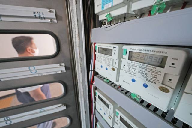 세계적 에너지 위기로 올 들어 세 차례 인상된 전기요금이 연말 또 한 차례 오를 예정이다. 서울 시내 한 오피스텔에 설치된 전기계량기. 연합뉴스