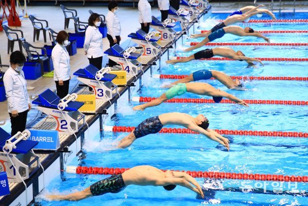 21일 경북 김천 실내체육관에서 열린 제94회 동아수영대회 남자고등부 배영 50m 결승에서 선수들이 물 속으로 힘차게 출발하고 
있다. 이날 결승에서 이혁민(인천체고2)이 27초29의 기록으로 1위를, 엄정운(인천체고1) 최건(대전체고1)이 각각 2,3위를 
차지했다. 김천 ｜ 전영한 동아일보 기자 scoopjyh@donga.com