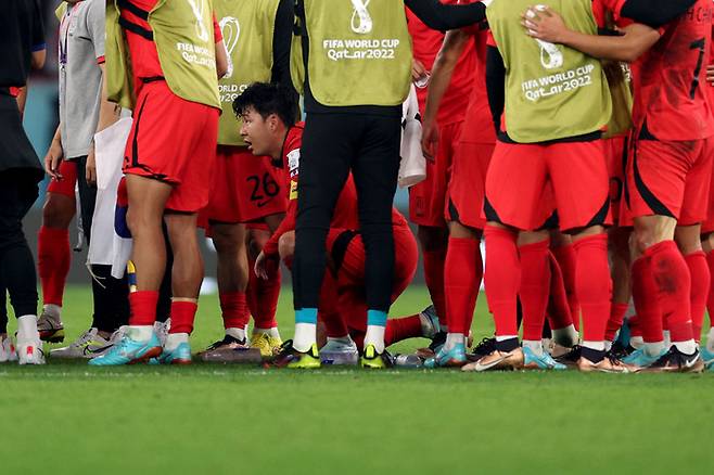 한국 축구대표팀은 지난 2일(현지시간) 카타르 알라이얀의 에듀케이션 시티 스타디움에서 열린 포르투갈과의 2022 국제축구연맹(FIFA) 카타르 월드컵에서 2-1 승리를 거둔 뒤 가나와 우루과의 경기 결과를 기다리고 있다. Getty Images 코리아