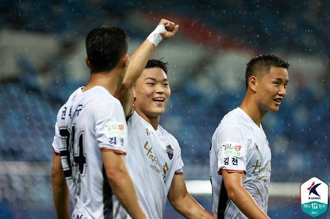 ▲ 상주상무 시절 손에 테이핑을 한 오현규 ⓒ한국프로축구연맹