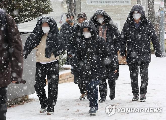 눈 내리는 거리 [연합뉴스 자료사진]