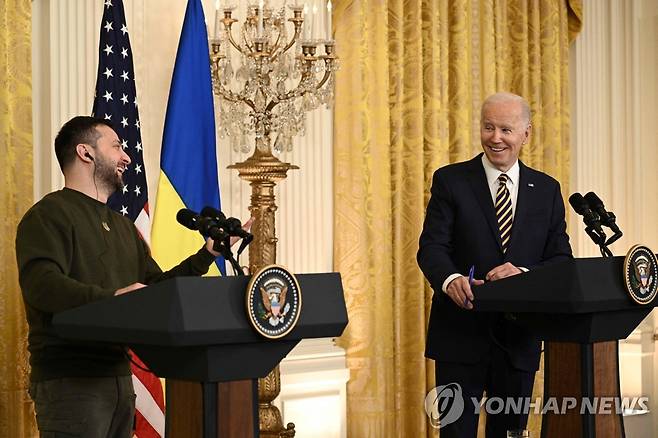 기자회견 하는 미국·우크라이나 정상 (워싱턴 AFP=연합뉴스) 조 바이든 미국 대통령(오른쪽)과 미국 워싱턴DC를 방문한 볼로디미르 젤렌스키 우크라이나 대통령이 21일(현지시간) 백악관에서 회담 뒤 기자회견을 하고 있다. 2022.12.21