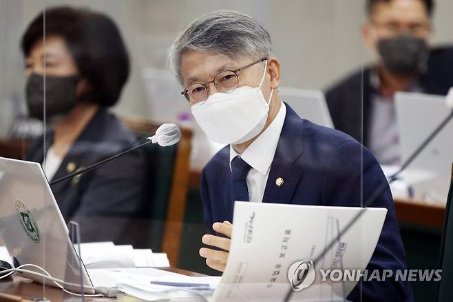 국감 질의하는 민형배 의원 [연합뉴스 자료사진]