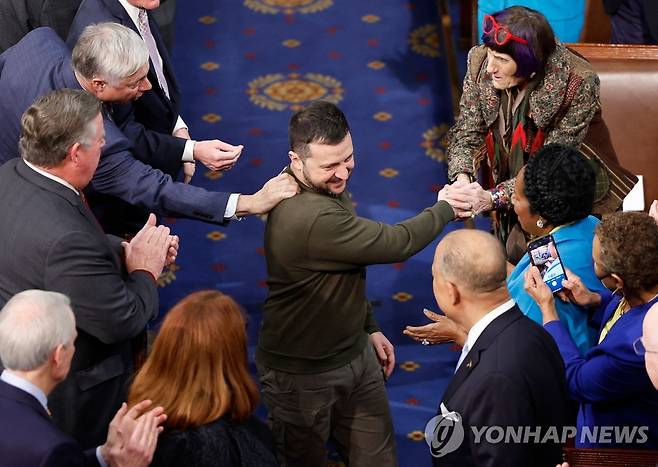 미 의원들과 악수하는 볼로디미르 젤렌스키 우크라이나 대통령 [워싱턴 AFP=연합뉴스]