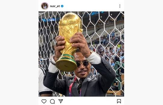 누스레트 괵체 셰프가 2022 카타르 월드컵 우승  트로피를 들어 올리고 있다. 이 사진을 자신의 SNS에 올려 논란이 되고 있다.(사진: 누스레트 괵체 인스타그램 갈무리)
