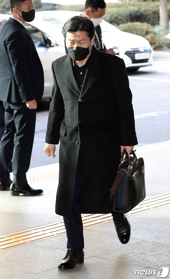 이태원 참사로 구속영장이 청구된 이임재 전 용산경찰서장이 23일 오전 서울 마포구 서울서부지방법원에서 열리는 영장실질심사에 출석하고 있다. 2022.12.23/뉴스1 ⓒ News1 구윤성 기자