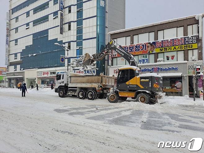 (부안=뉴스1) 박제철 기자 = 대설경보가 발효된 23일 전북 부안군에 최고 30.2㎝의 많은 눈이 내린 가운데 권익현 부안군수가 제설현장 긴급 점검에 나서는 등 폭설피해 예방에 나섰다. 제설차량이 부안읍 주요 도로에서 제설작업을 하고 있다.(부안군제공)2022.12.23/뉴스1