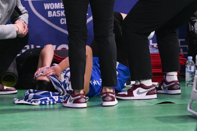 우리은행 김은선이 22일 아산이순신체육관에서 열린 2022~2023 여자프로농구 정규리그 KB스타즈전에서 4쿼터 후반 무릎 부상을 당한 후 얼굴을 감싸쥐고 있다. 사진제공 | WKBL