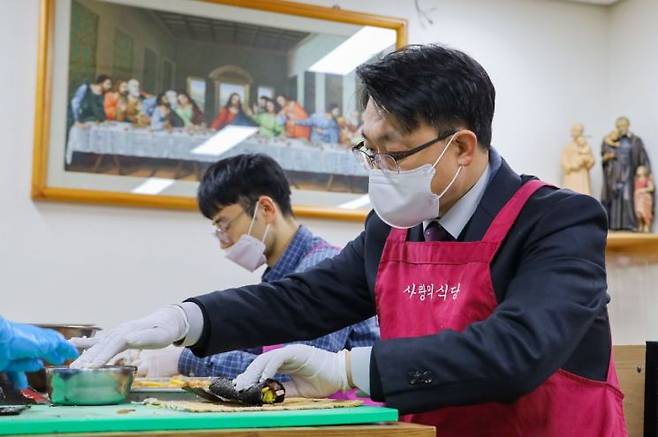 김진욱 공수처장이 23일 오전 서울 서초구 방배동 '까리따스 사랑의 식당'에서 급식 봉사활동 중 김밥을 말고 있는 모습./사진=공수처 제공