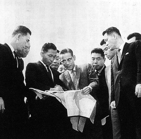 고(故)박정희 전 대통령은 1960~1970년대 국가 산업부흥을 위해 경제개발 5개년 계획을 추진했다. 당시 이병철(삼성), 정주영(현대), 구인회(LG) 등의 창업자들은 정부 주도의 산업육성에 보조를 맞춰, 오늘날 창조경제의 불씨를 지폈다. 사진은 국내 공업단지 시찰을 하고 있는 박 전 대통령(앞줄 왼쪽 두번째)과 이병철 삼성그룹 창업주(앞줄 왼쪽 세번째).