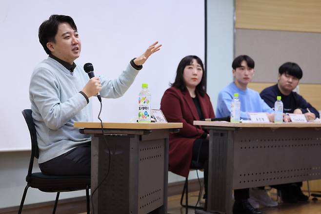 국민의힘 이준석 전 대표가 22일 오후 서울 성북구 고려대학교 정경관에서 정치외교학과 '한국의신보수주의' 주최로 열린 특별 강연 '보수주의의 길을 묻다'에서 학생 패널들의 질문에 답하고 있다. /연합뉴스