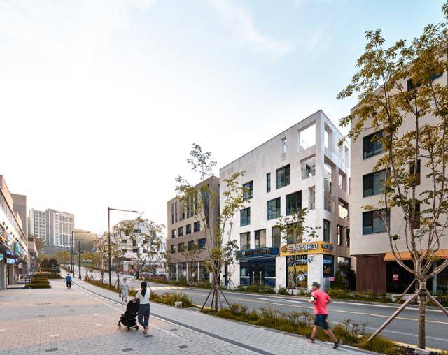주변 건물의 창문 배열과 달리 창이 불규칙적으로 배열돼 존재감을 두드러지게 한다. 김용수 건축사진작가 제공