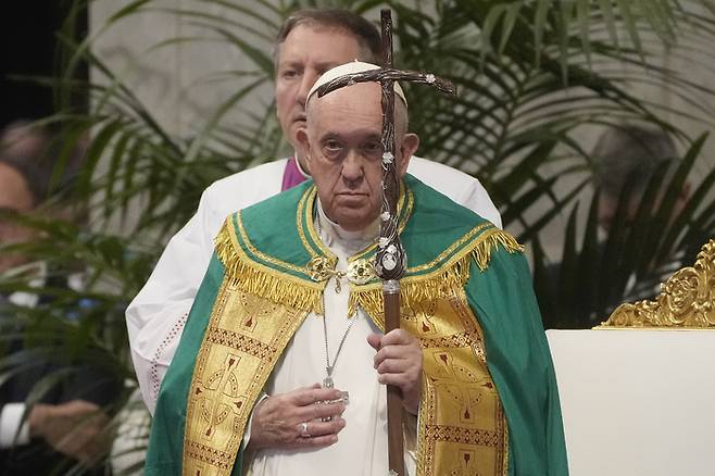세계 빈자의 날인 지난달 13일(현지시간) 프란치스코 교황이 바티칸의 성 베드로 대성당에서 미사를 집전하고 있다. | AP연합뉴스