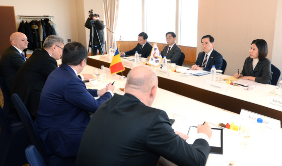 Korean Minister of Trade, Industry and Energy Lee Chang-yang meets with Romanian government officials including Minister of Economy Florin Marian Spataru and Romanian Minister of Energy Virgil-Daniel Popescu at the Lotte Hotel in Seoul on Friday. [MINISTRY OF TRADE, INDUSTRY AND ENERGY]