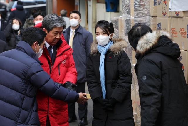 김건희 여사가 22일 서울 남대문 쪽방촌에서 열린 '이웃과 함께하는 2022 찾아가는 성탄절, 희망박스 나눔행사'에 참석하고 있다. 연합뉴스