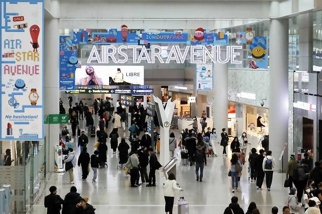 [인천공항=뉴시스] 최동준 기자 = 각국의 코로나 봉쇄 조치 완화와 관광 재개에도 면세점 매출 부진이 이어지고 있다. 2019년 25조 원이던 면세점 매출액은 지난해 17조 원으로 줄었다. 사진은 22일 인천국제공항 면세점 모습. 2022.12.22.