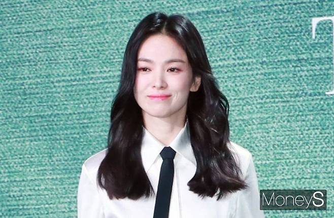 넷플릭스 '더 글로리' 측이 송혜교의 사진을 삭제해달라는 요청을 했다는 주장과 관련, 사실이 아니라고 밝혔다. 사진은 지난 20일 서울 종로구 청계천로 JW메리어트 동대문 스퀘어 서울에서 열린 넷플릭스(Netflix) 오리지널 시리즈 '더 글로리'(극본 김은숙, 연출 안길호) 제작발표회에 참석한 배우 송혜교. /사진=임한별 기자