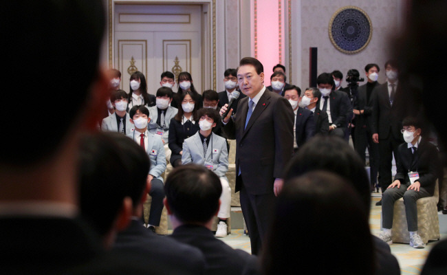 연일 소통 : 윤석열 대통령이 지난 22일 청와대 영빈관에서 열린 ‘미래 과학자와의 대화’에 참석한 대통령과학장학생, 국제과학올림피아드 수상자들을 격려하고 있다.  연합뉴스