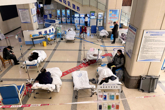 23일(현지시간) 중국 남서부 충칭의 한 인민병원 로비에 마련된 병상에 환자들이 누워있다. AFP·연합뉴스