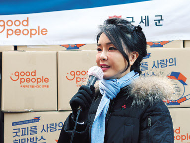 김건희 여사가 지난 22일 서울 중구 남대문 쪽방촌에서 열린 ‘이웃과 함께하는 2022 찾아가는 성탄절, 희망박스 나눔행사’에서 인사말을 하고 있다. [연합]