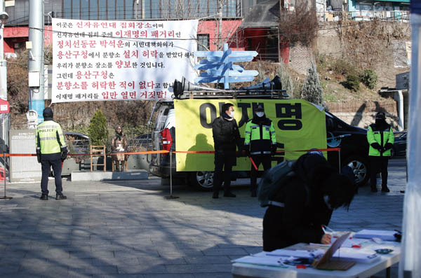 신자유연대 차량이 12월 20일 서울 용산구 녹사평광장 앞 10·29 이태원 참사 희생자 합동분향소 앞에 주차되어 있다. / 권도현 기자