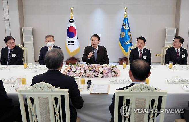 시도의회의장협의회 임원진과 오찬 간담회 갖는 윤석열 대통령 (서울=연합뉴스) 임헌정 기자 = 윤석열 대통령이 22일 서울 용산 대통령실 청사에서 시도의회의장협의회 임원진과 오찬 간담회를 하고 있다. 2022.12.22 [대통령실 제공. 재판매 및 DB 금지] kane@yna.co.kr