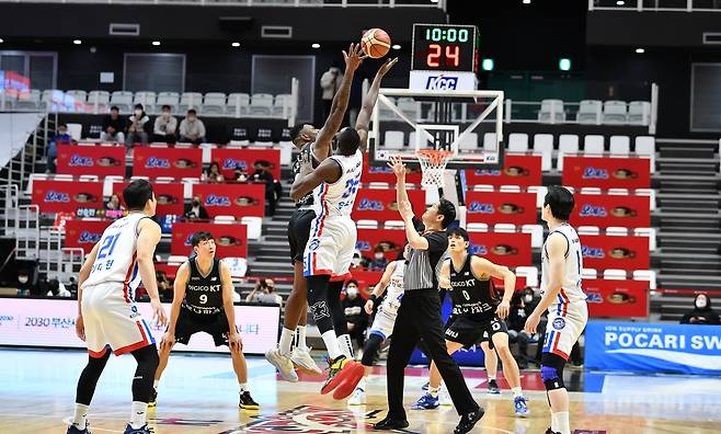 경합하는 kt, 한국가스공사 선수들 [KBL 제공. 재판매 및 DB금지]