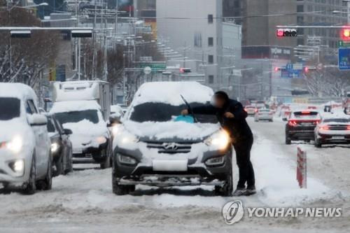 잠깐이라도 눈 치우기 [연합뉴스 자료사진]