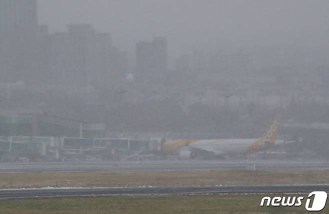 기상악화로 대부분의 항공편이 결항한 23일 오후 제주국제공항에 항공기들이 멈춰서 있다. 2022.12.23/뉴스1 ⓒ News1 오현지 기자