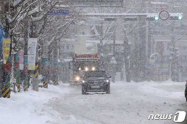 광주에 대설경보가 발효된 23일 오전 광주 북구청 인근 도로에서 구청 건설과 도로관리팀 직원들이 제설차를 이용해 도로 제설작업을 하고 있다.(북구 제공)2022.12.23/뉴스1 ⓒ News1 정다움 기자