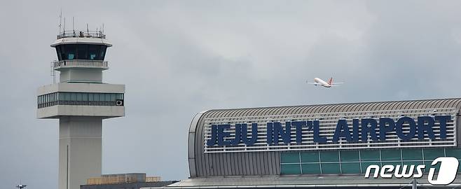 제주지역 강풍과 폭설로 22일부터 끊겼던 제주 하늘길이 24일 재개되면서 이날 오전 항공기 한대가 제주국제공항을 이륙하고 있다.2022.12.24/뉴스1 ⓒ News1 강승남 기자