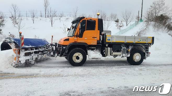전북 순창으로 제설 지원에 나선 강원도 도로관리사업소 소속 차량이 제설 작업을 펼치고 있다.2022.12.24.(순창군 제공)/뉴스1