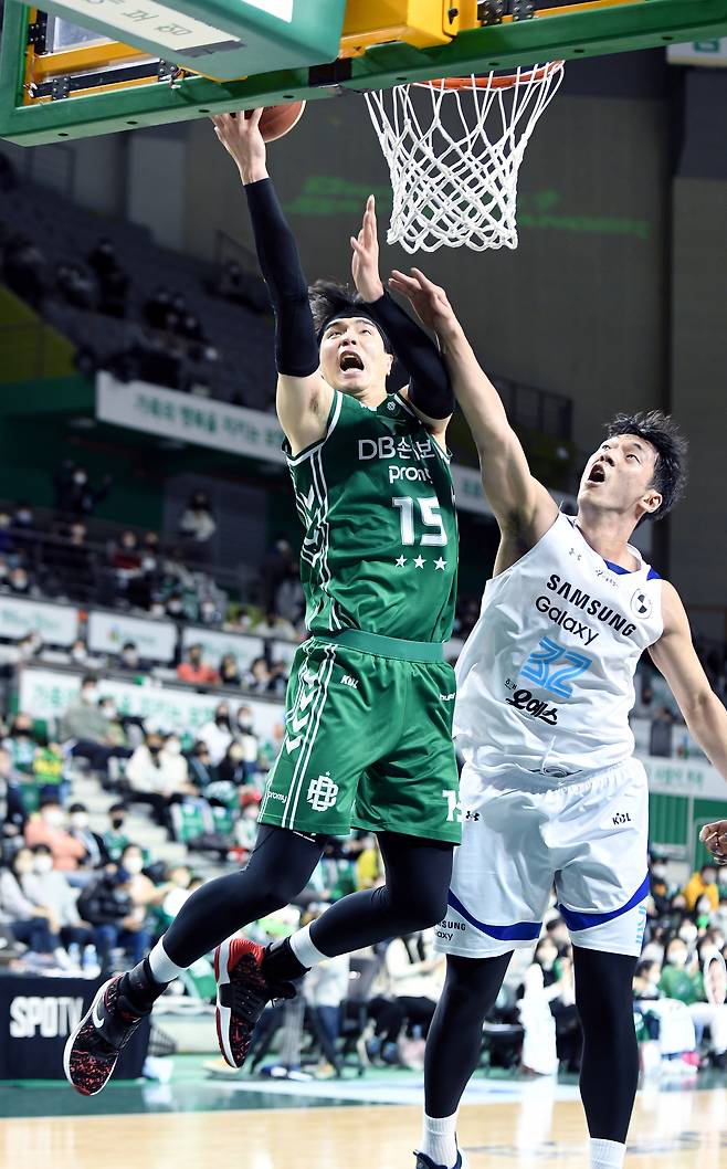 골밑슛을 시도하는 원주 DB의 김종규(왼쪽).(KBL 제공)