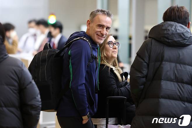 한국 축구대표팀의 월드컵 16강 진출을 이끈 파울루 벤투 감독이 13일 인천국제공항 제1여객터미널을 통해 출국하며 팬들을 바라보고 있다. 벤투 감독은 한국 사령탑 최초로 4년 이상 팀을 지휘해 57경기 35승을 거두며 최다승 기록을 세우고, 2022 국제축구연맹(FIFA) 카타르 월드컵을 끝으로 대한축구협회(KFA)와 계약이 종료됐다. 2022.12.13/뉴스1 ⓒ News1 조태형 기자