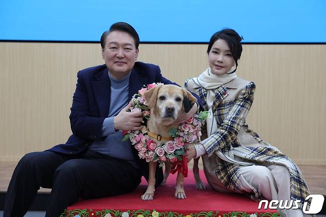 윤석열 대통령과 김건희 여사가 24일 경기 용인시 삼성화재 안내견학교에서 은퇴 안내견 새롬이를 분양, 함께 기념 촬영하고 있다. (대통령실 제공) 2022.12.24/뉴스1 ⓒ News1 안은나 기자