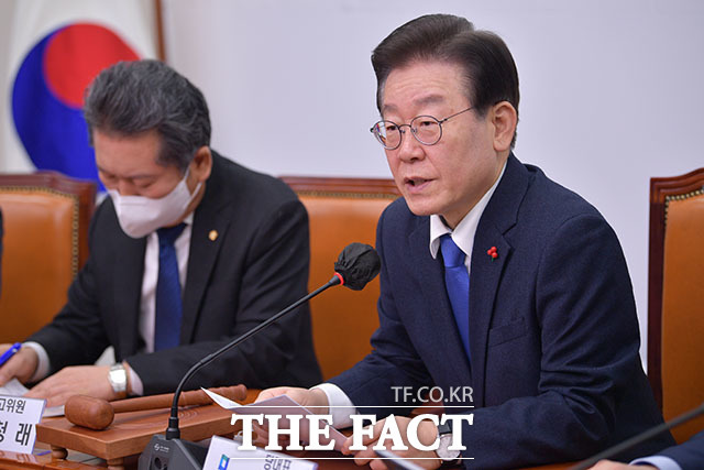 국민의힘은 '성남FC 의혹'을 수사 중인 검찰의 소환 통보에 불응을 시사한 더불어민주당 이재명 대표를 겨냥해 "떳떳하다면 검찰에 출두하라"고 비판했다. 사진은 지난 21일 서울 여의도 국회에서 열린 최고위원회의에 참석해 모두발언을 하고 있는 이재명 대표의 모습. /남윤호 기자